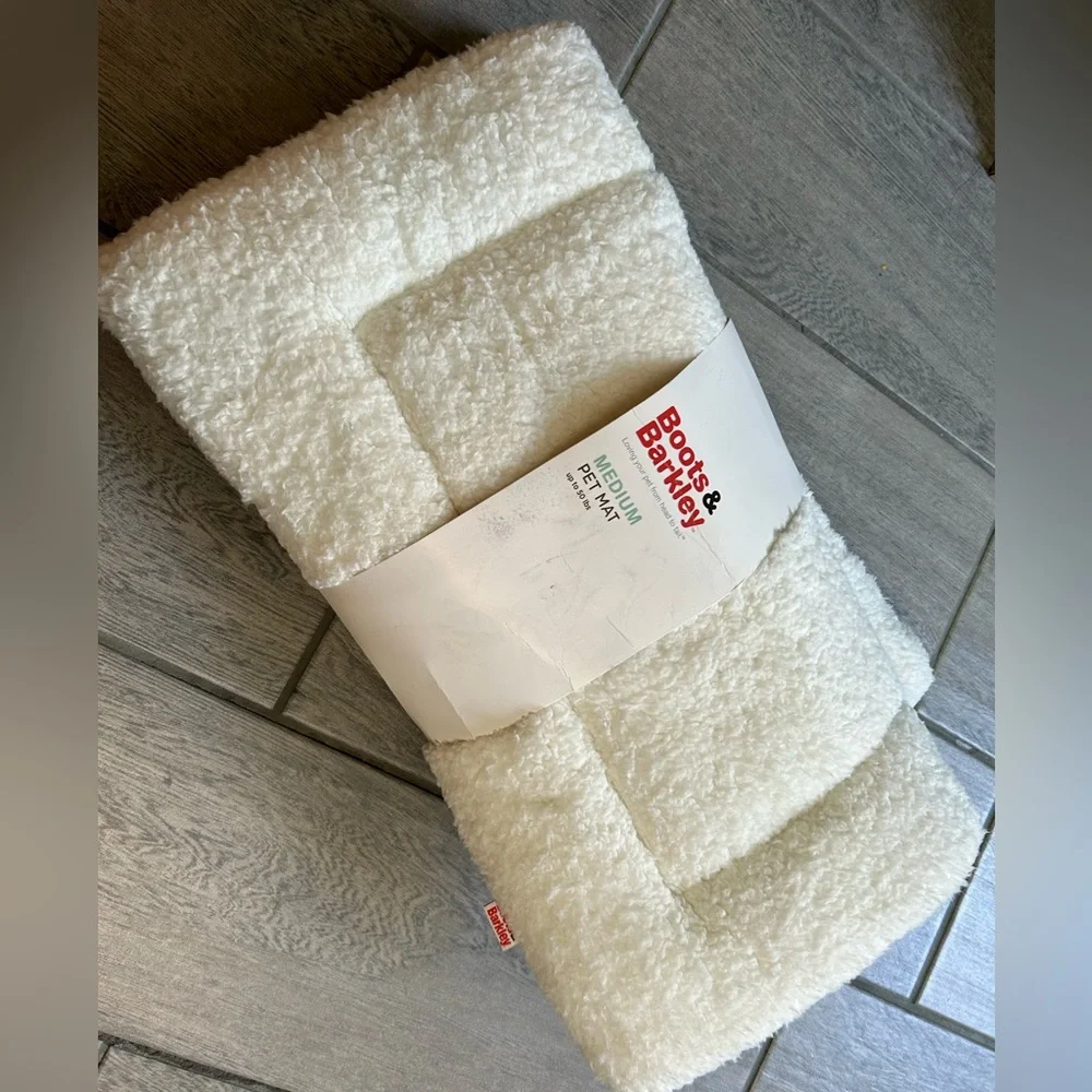 NWT dog mat Boots and Barkley Medium pet mat soft dog bed cat bed 19 x 1.56 x30